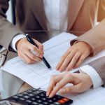 資本金について話す人たち　イメージ