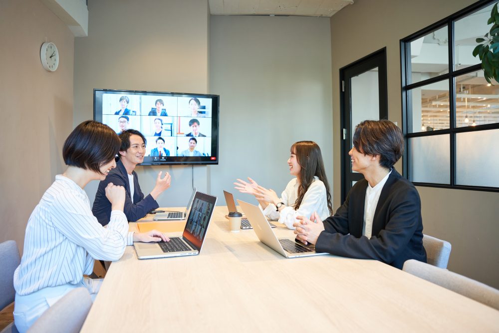Web会議をする会社員