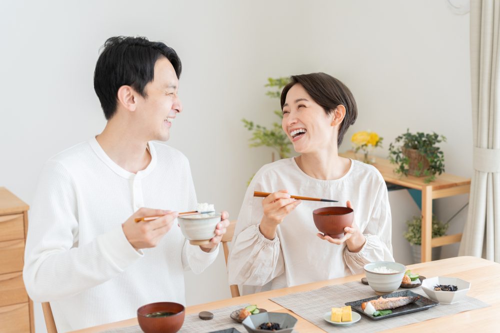 夫婦で食事をとっているシーン