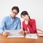 確定申告書類の作成で悩む夫婦