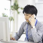 電話をする男性社員