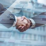 株式会社から合同会社へ変更するイメージ、握手する男性