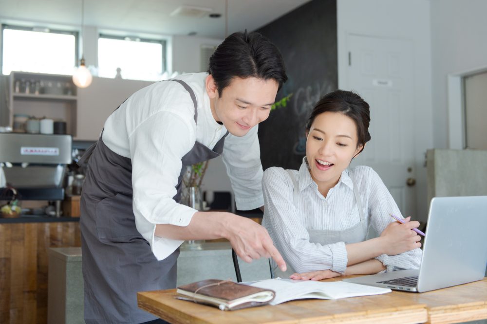 税金の計算をするカフェ経営の夫婦