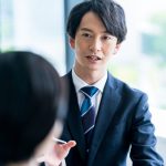 専門家に相談をする男性