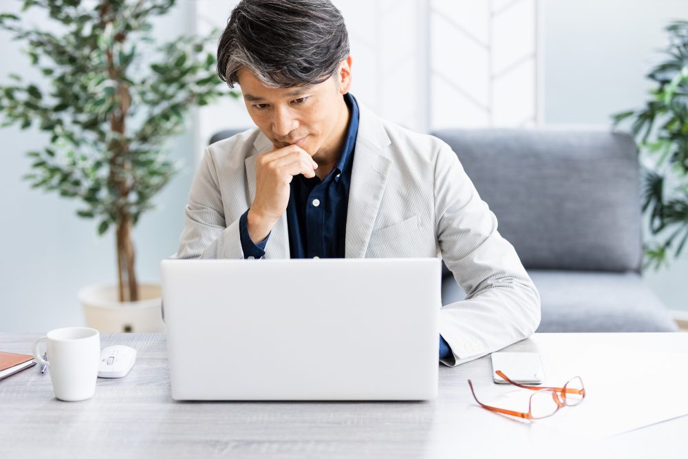 初めて確定申告をする男性