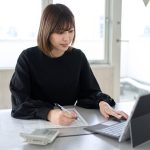初めて確定申告をする女性
