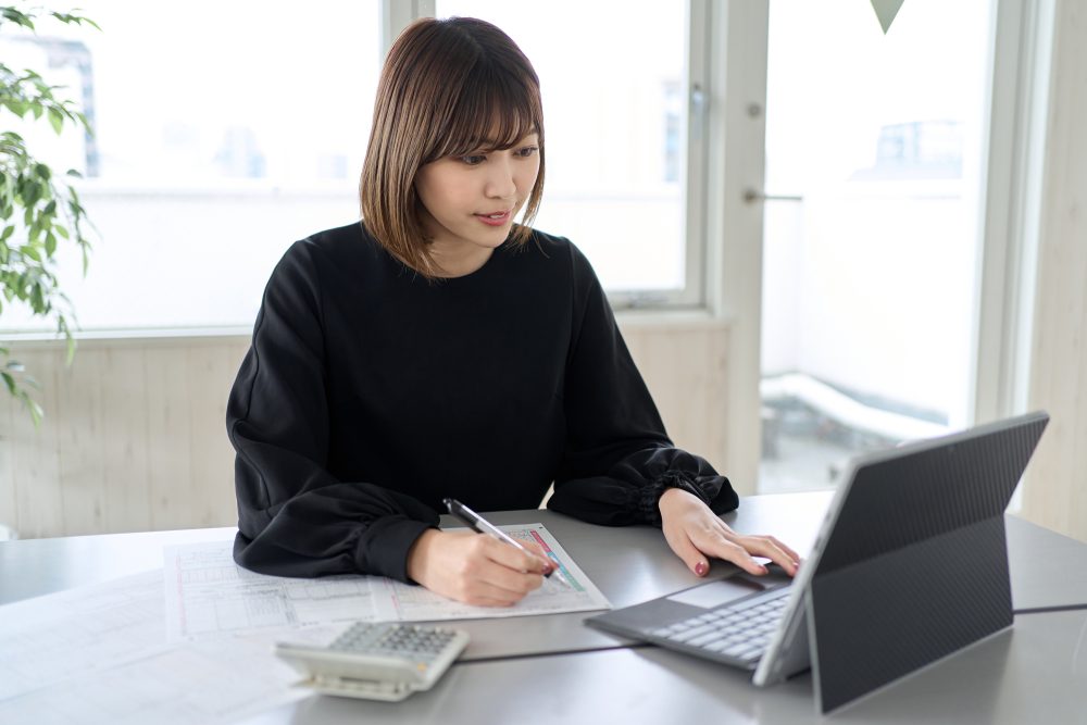 初めて確定申告をする女性