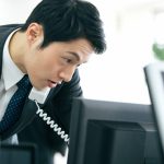 電話をしている男性