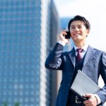 スマホで通話する男性