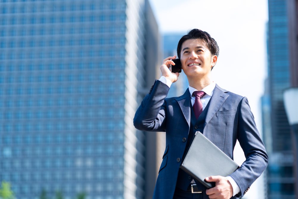 スマホで通話する男性