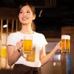 ビールを運ぶ女性