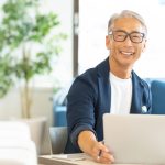 シニア男性とパソコン