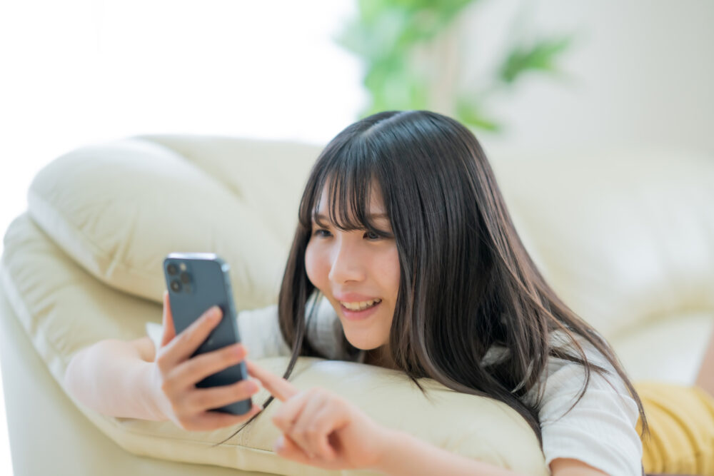スマホを見ている女性