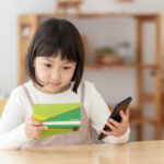 通帳を持っている子供