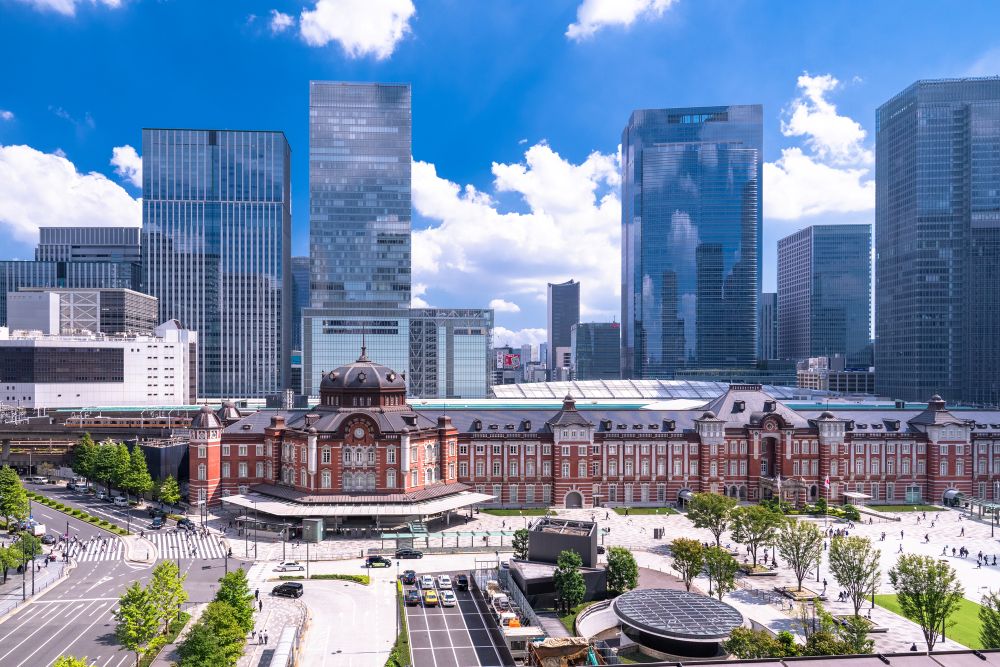 東京駅とビル群