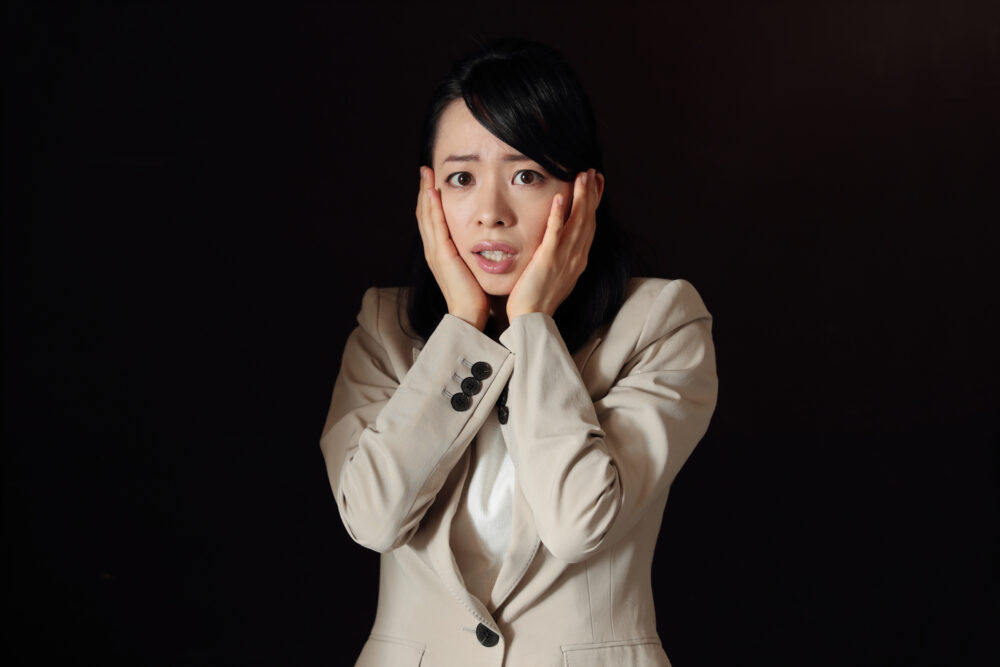 驚いている女性