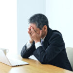 落ち込んでいる男性