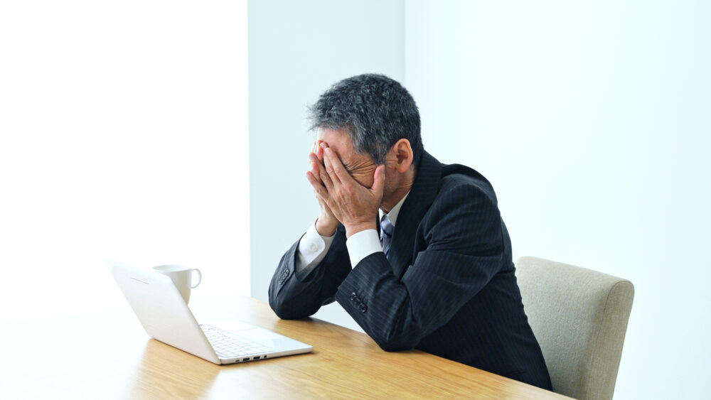 落ち込んでいる男性