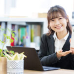 電卓を持つ女性