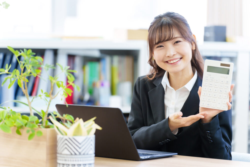 電卓を持つ女性