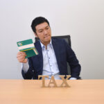 相続税に驚く男性