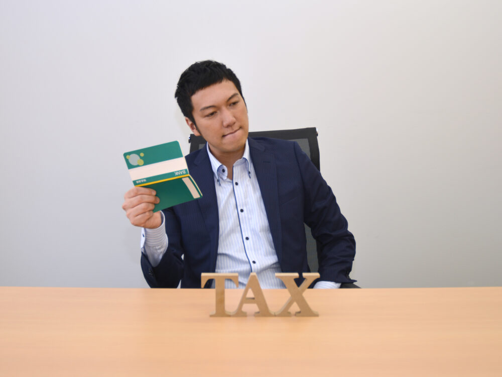 相続税に驚く男性
