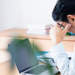 確定申告　間違いだらけ　　悩む男性