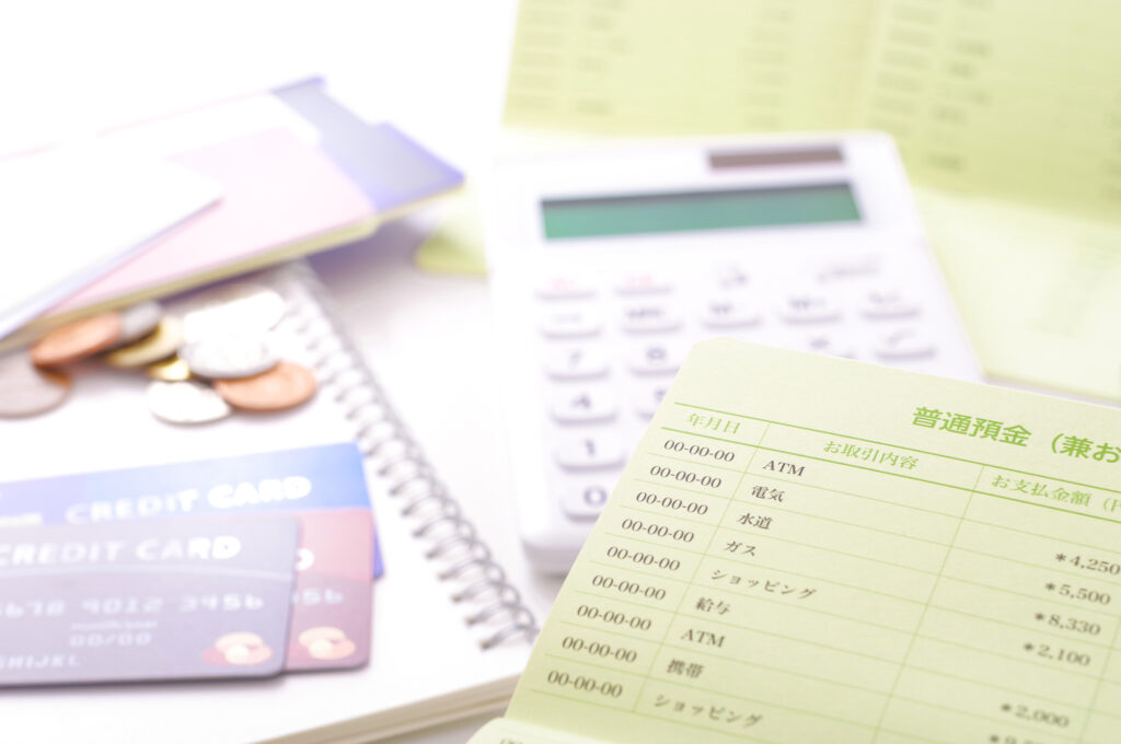 クレジットカード情報や通帳を調べるイメージ