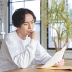 相続について悩む男性