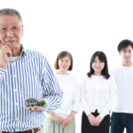 相続について考える男性