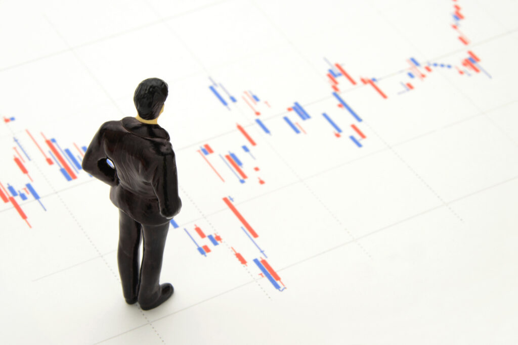FX・株価を見る男性