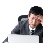 親の会社の借金の相続について悩む息子