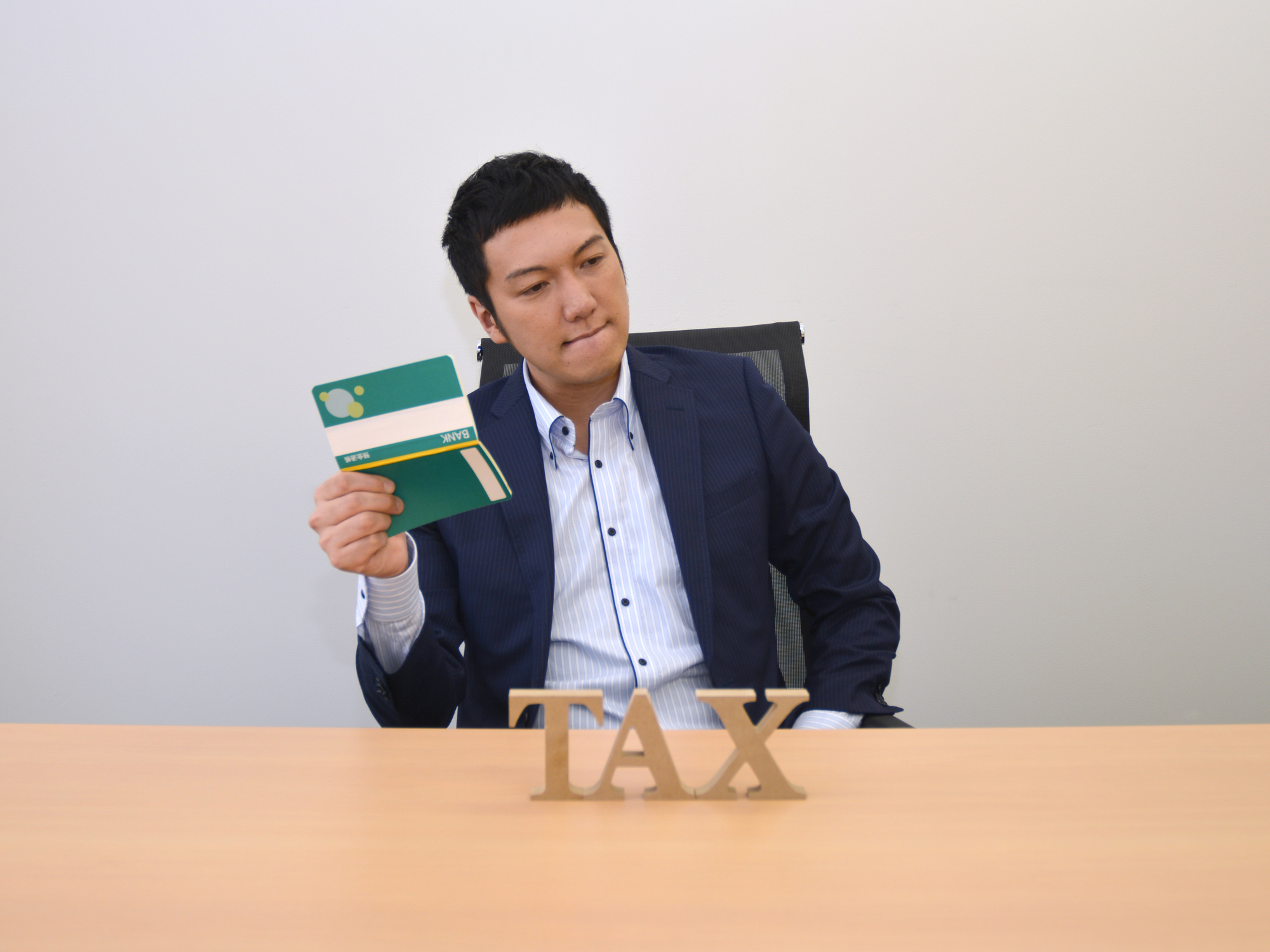 相続税に驚く男性