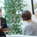 贈与税や相続税に関する相談をする夫婦