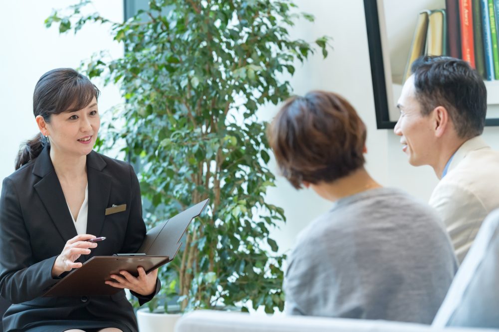 贈与税や相続税に関する相談をする夫婦
