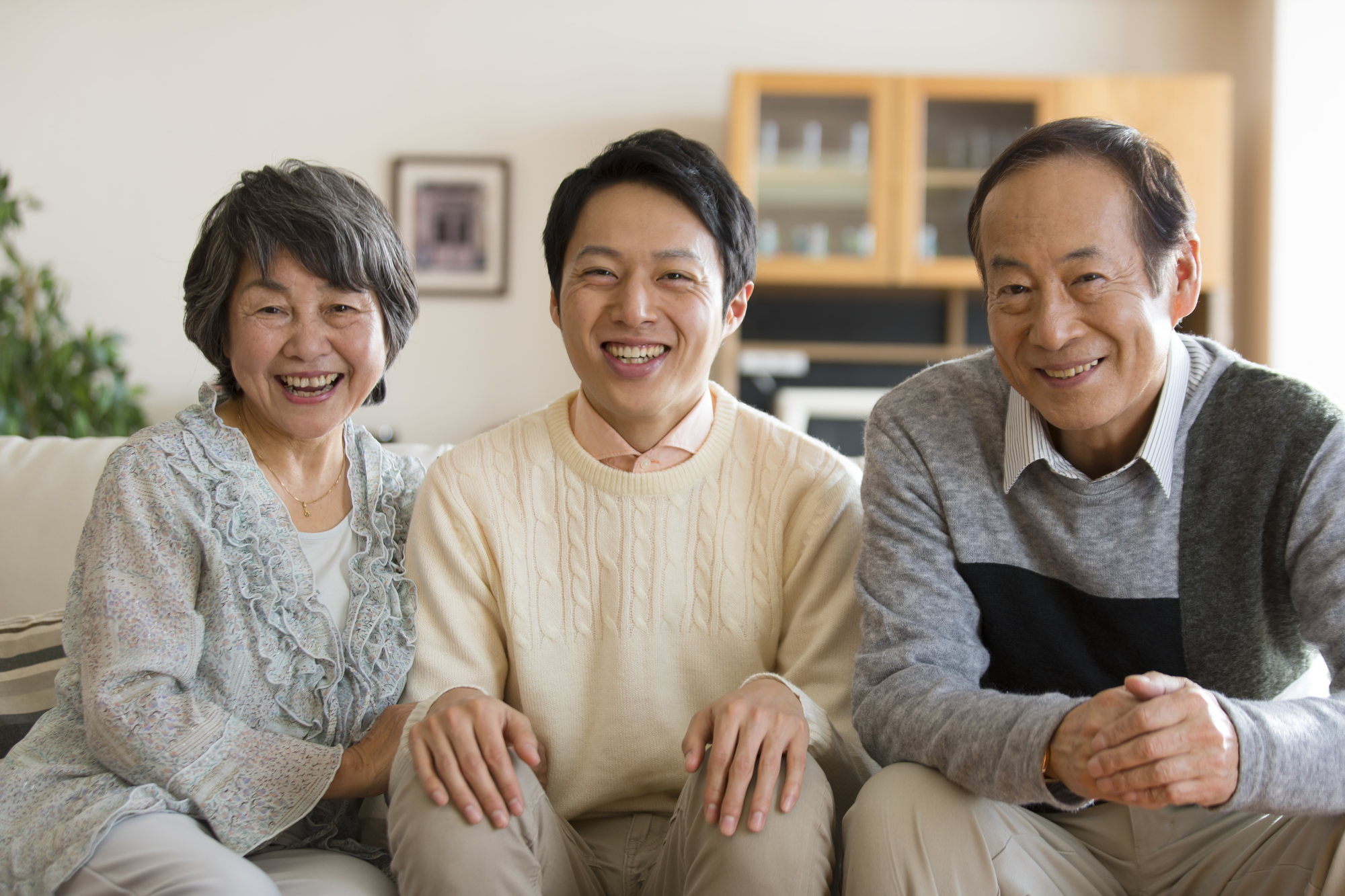 孫を養子にする老夫婦のイメージ