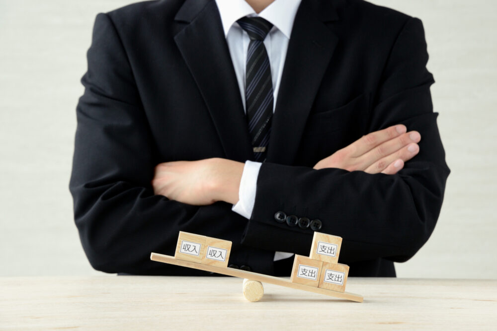 事業を続けるか廃業するかで悩む男性