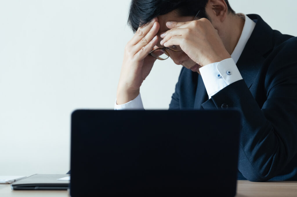 贈与が時効前にバレて頭を抱える男性